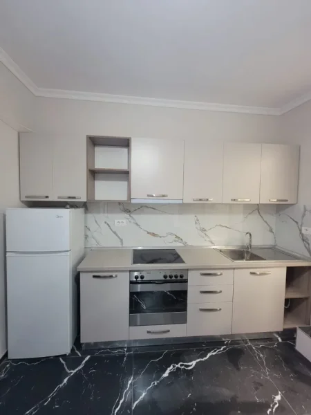 Tirane, jepet me qera apartament 1+1 Kati 2, 40 m² 330 € (Rruga Bedri Karapici Selit)