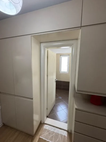 Tirane, jepet me qera apartament 1+1 Kati 4, 450 € (vasil shanto)
