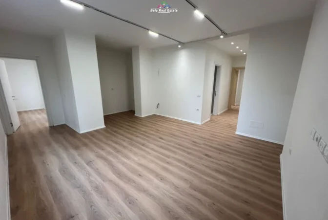 Tirane, jepet me qera zyre Kati 2, 135 m² 1.350 € (pazari i ri)