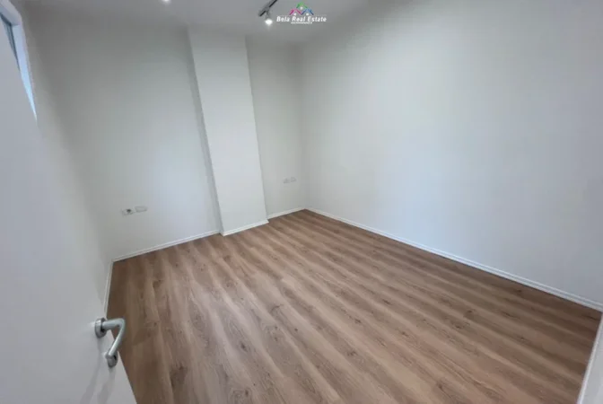 Tirane, jepet me qera zyre Kati 2, 135 m² 1.350 € (pazari i ri)