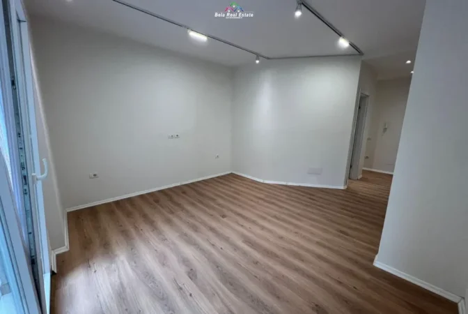 Tirane, jepet me qera zyre Kati 2, 135 m² 1.350 € (pazari i ri)