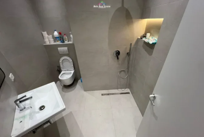 Tirane, jepet me qera zyre Kati 2, 135 m² 1.350 € (pazari i ri)