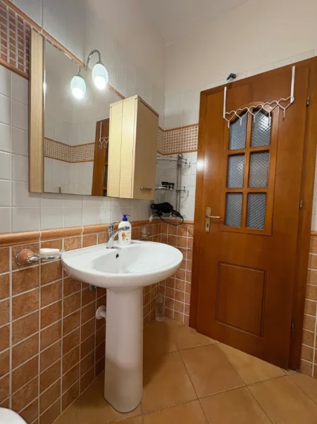 Tirane, jepet me qera apartament 1+1 , 70 m² 500 € (Laprake tek Kupola)