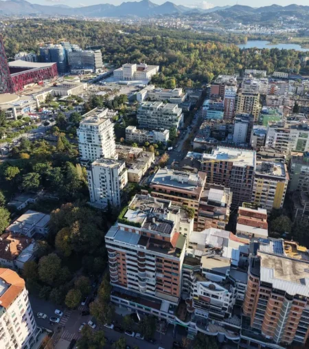 Tirane, shitet aktivitet biznesi , 2.200 m² 