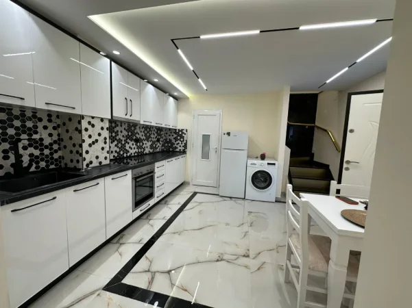 Tirane, jepet me qera apartament duplex 2+1 , 100 m² 800 € (Fakulteti Ekonomikut)