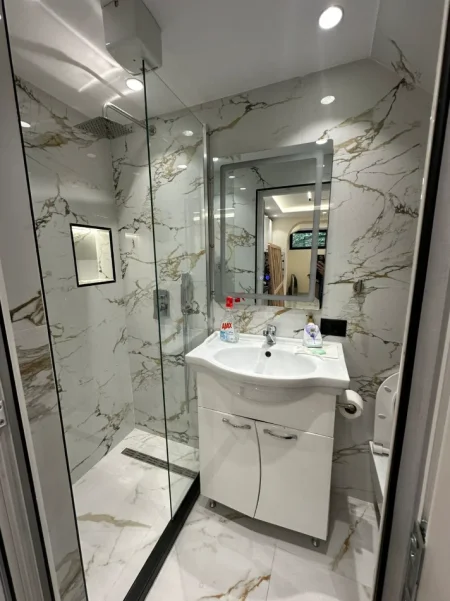Tirane, jepet me qera apartament duplex 2+1 , 100 m² 800 € (Fakulteti Ekonomikut)