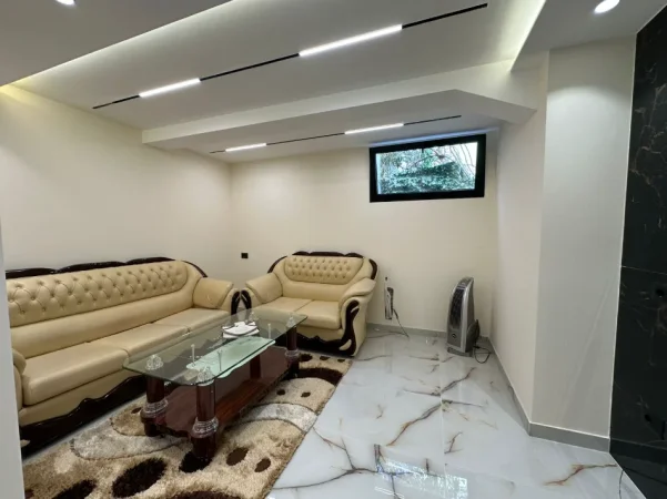 Tirane, jepet me qera apartament duplex 2+1 , 100 m² 800 € (Fakulteti Ekonomikut)