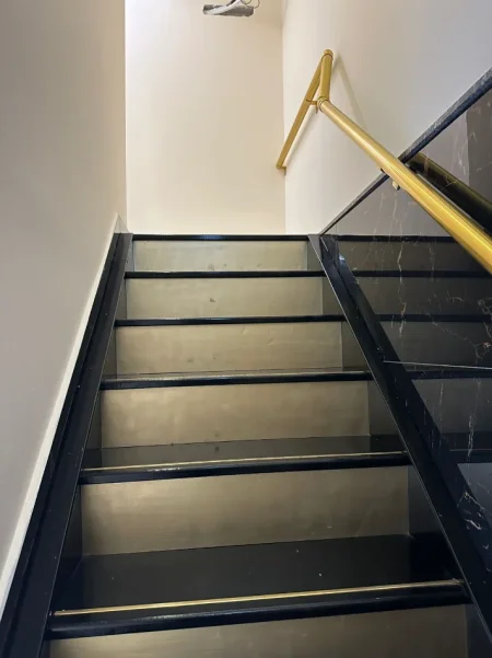 Tirane, jepet me qera apartament duplex 2+1 , 100 m² 800 € (Fakulteti Ekonomikut)