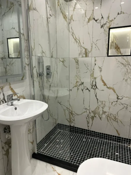 Tirane, jepet me qera apartament duplex 2+1 , 100 m² 800 € (Fakulteti Ekonomikut)