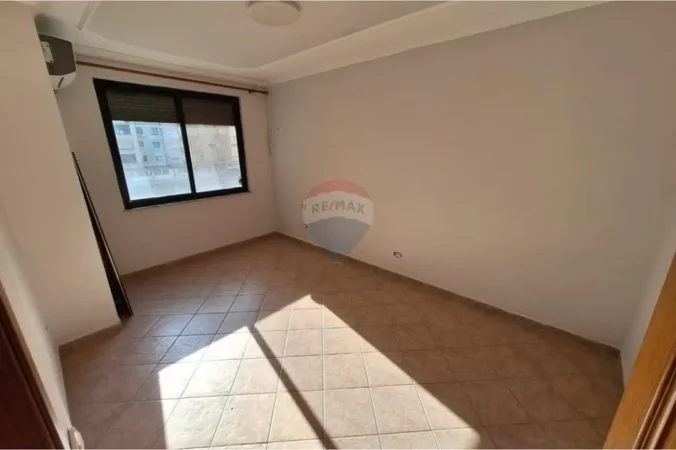 Tirane, jepet me qera 2+1 , 147 m² 1.350 € (Ish Ekspozita)