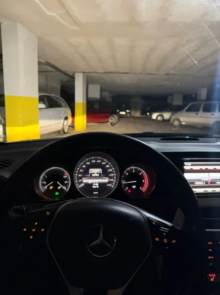 Tirane, shitet makine mercedes benz 900,000 L te reja Nafte, e bardhë Kondicioner 230.800 km 9.400 €