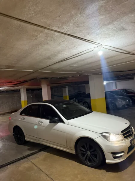 Tirane, shitet makine mercedes benz 900,000 L te reja Nafte, e bardhë Kondicioner 230.800 km 9.400 €