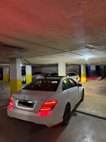 Tirane, shitet makine mercedes benz 900,000 L te reja Nafte, e bardhë Kondicioner 230.800 km 9.400 €