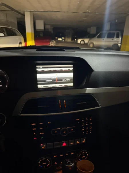 Tirane, shitet makine mercedes benz 900,000 L te reja Nafte, e bardhë Kondicioner 230.800 km 9.400 €