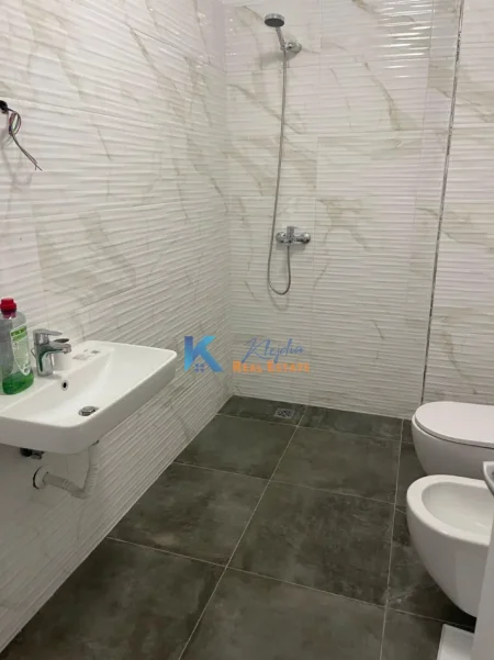 Tirane, jap me qera zyre Kati 2, 60 m² 470 € (afer Mullirit te Vjeter)