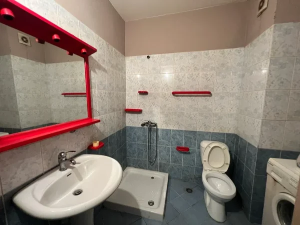 Ne qender te Durresit, jepet me qera ose shitet apartament 2+1, me pamje te mrekullueshme nga deti
