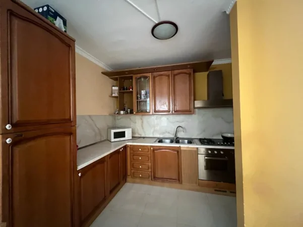 Ne qender te Durresit, jepet me qera ose shitet apartament 2+1, me pamje te mrekullueshme nga deti