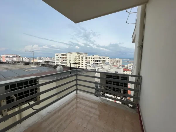 Ne qender te Durresit, jepet me qera ose shitet apartament 2+1, me pamje te mrekullueshme nga deti