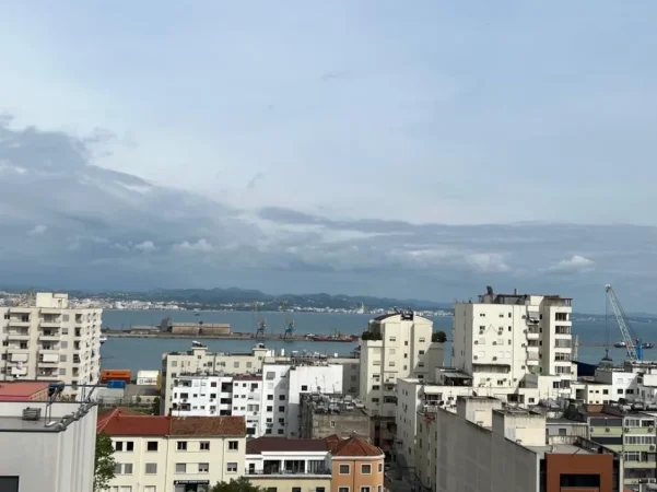 Ne qender te Durresit, jepet me qera ose shitet apartament 2+1, me pamje te mrekullueshme nga deti