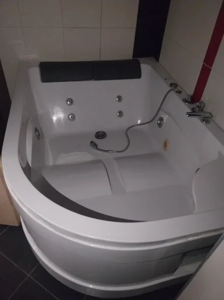 Tirane, shes aksesore OKAZION. MBYLLET HOTEL GOLEM. SHITEN 4 JAKUZI/VASKA TË NDRYSHME - GOLEM