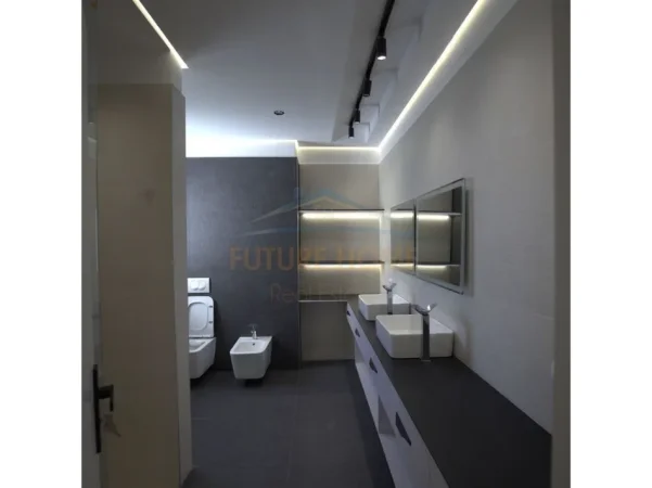 Tirane, jepet me qera apartament 3 Katshe , 630 m² 3.500 € (Petrele)