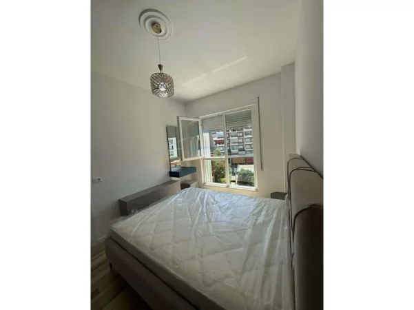 Tirane, jepet me qera apartament 1+1+Ballkon Kati 3, 60 m² 600 € (Unaza e Re)