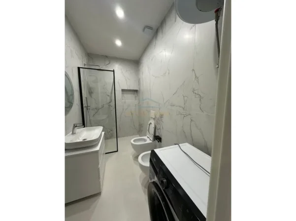 Tirane, jepet me qera apartament 1+1+Ballkon Kati 3, 64 m² 600 € (Rruga Jordan Misja)