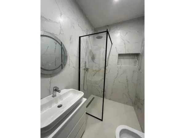 Tirane, jepet me qera apartament 1+1+Ballkon Kati 3, 64 m² 600 € (Rruga Jordan Misja)