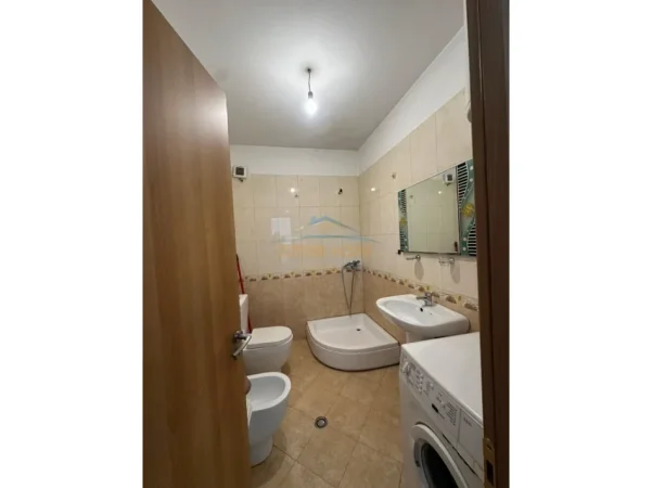 Tirane, jepet me qera apartament 1+1+Ballkon Kati 6, 500 € (Xhamlliku)