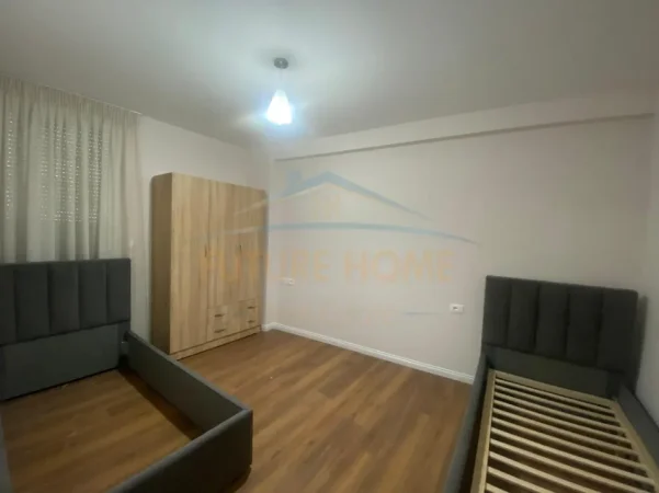 Tirane, jepet me qera apartament 2+1+Ballkon , 67 m² 700 € (Rruga e Barrikadave)