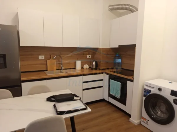 Tirane, jepet me qera apartament 1+1+Ballkon Kati 2, 47 m² 450 € (Ali Demi)