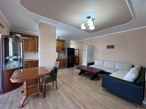 Tirane, jepet me qera apartament 2+1+Ballkon Kati 5, 101 m² 630 € (Xhamlliku)