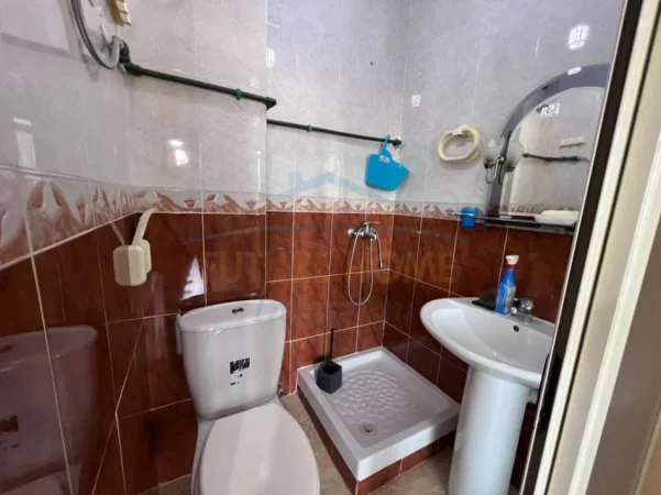 Tirane, jepet me qera apartament 2+1+Ballkon Kati 5, 101 m² 630 € (Xhamlliku)