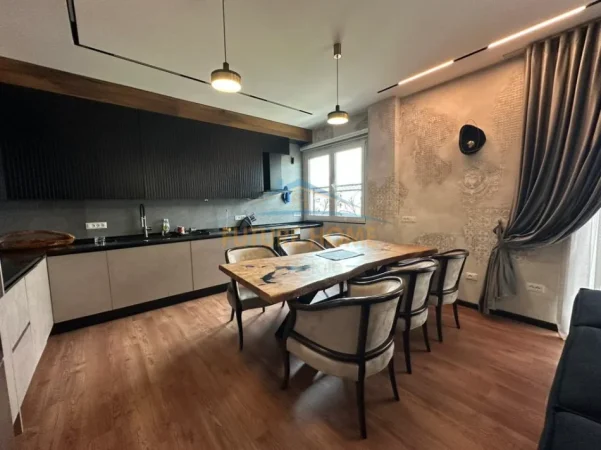 Tirane, jepet me qera apartament 2+1+Ballkon , 199 m² 1.700 € (Delijorgji)