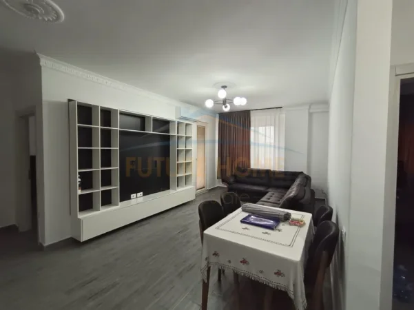 Tirane, jepet me qera apartament 2+1+Ballkon Kati 10, 99 m² 550 € (Yzberisht)