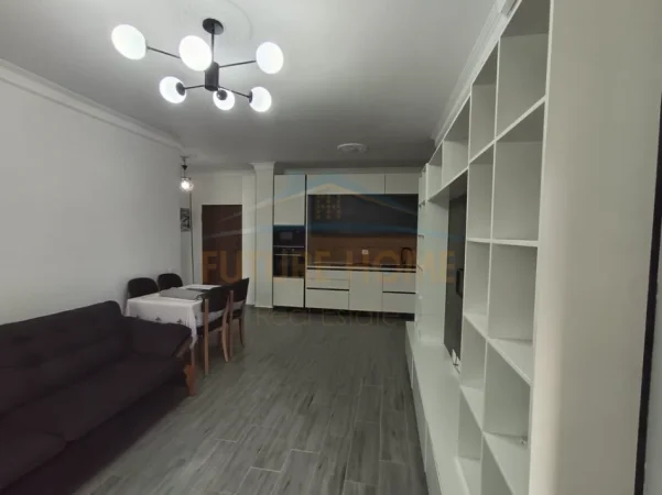 Tirane, jepet me qera apartament 2+1+Ballkon Kati 10, 99 m² 550 € (Yzberisht)