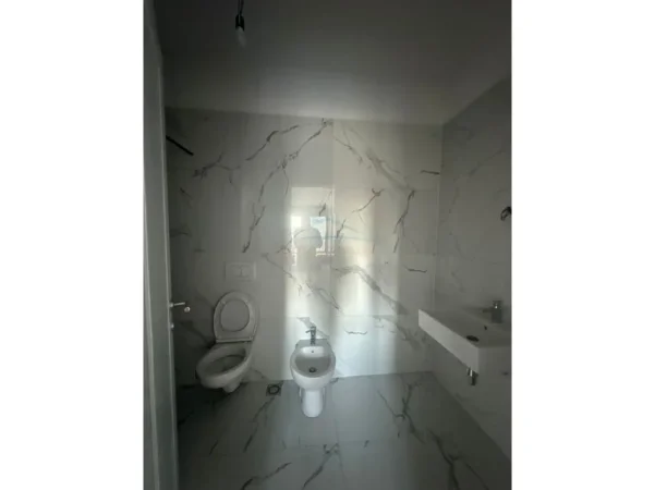 Tirane, shitet apartament 2+1+2+Post Parkimi, Kati 1, 105 m² 235.600 € (Rezidenca El Bavo, Jordan Misja)