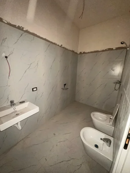 Tirane, shitet apartament 2+1 Kati 2, 127 m² 205.000 € (SAUK)