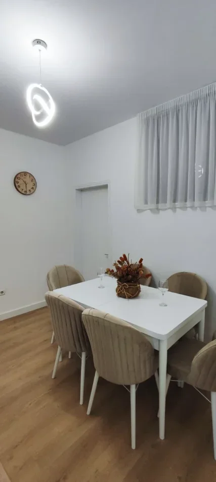 Tirane, jepet me qera apartament 1+1 Kati 5, 85 m² 700 € (Rruga Islam Alla tek mulliri, Rruga Kavajes)