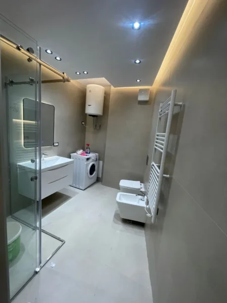 Tirane, jepet me qera apartament 1+1 Kati 3, 67 m² 1.000 € (Stadiumi Kombetar)