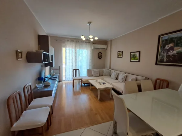 Jepet me qera apartament 2+1+Ballkon Kati 5, 90 m² 400 € (durres lagja 12)