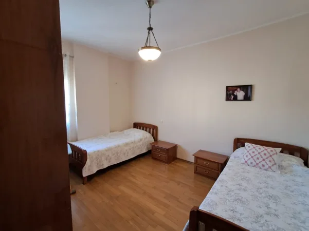 Jepet me qera apartament 2+1+Ballkon Kati 5, 90 m² 400 € (durres lagja 12)