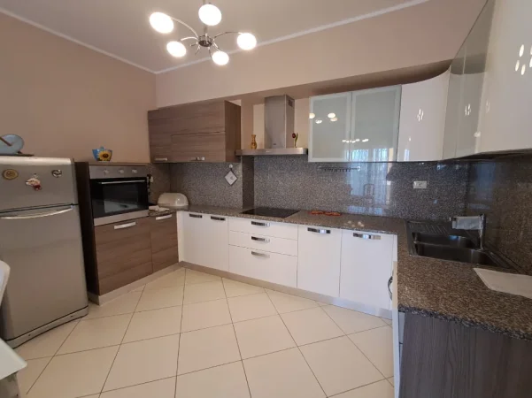 Jepet me qera apartament 2+1+Ballkon Kati 5, 90 m² 400 € (durres lagja 12)