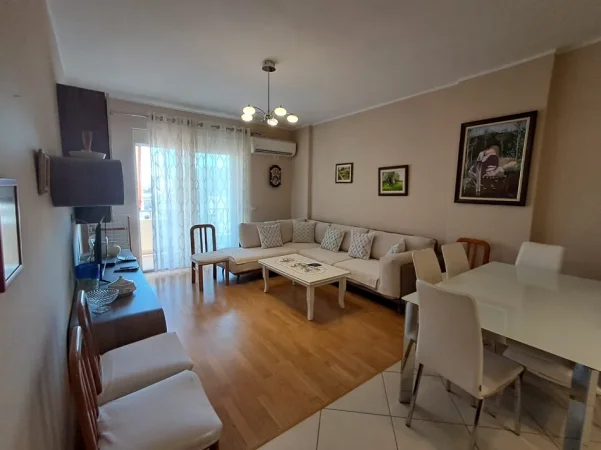 Jepet me qera apartament 2+1+Ballkon Kati 5, 90 m² 400 € (durres lagja 12)