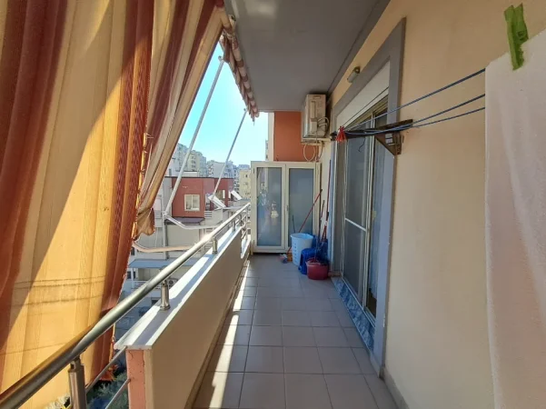 Jepet me qera apartament 2+1+Ballkon Kati 5, 90 m² 400 € (durres lagja 12)
