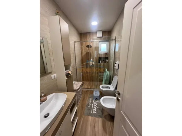 Durres, jepet me qera apartament 2+1+Ballkon Kati 6, 77 m² 650 € (SHKEMBI KAVAJES)