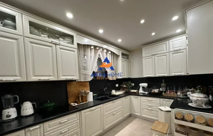 Tirane, shitet apartament 3+1+Ballkon Kati 7, 131 m² 365.000 € 