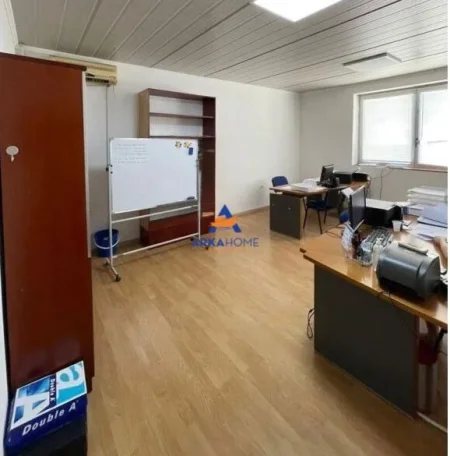 Tirane, shitet magazine Kati 0, 5.200 m² 1.200.000 € 