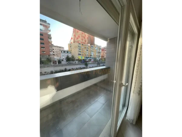 Tirane, jepet me qera apartament 2+1+Ballkon Kati 2, 105 m² 750 € (Komuna e Parisit)