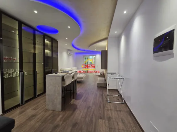 Vlore, shitet 2+1+Ballkon Kati 5, 110 m² 165.000 € (Rruga Rize Salati)